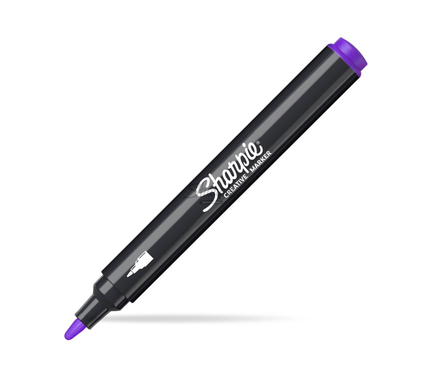 Schwarzer Sharpie Creativmarker mit violetter Kappe und Spitze auf weißem Hintergrund