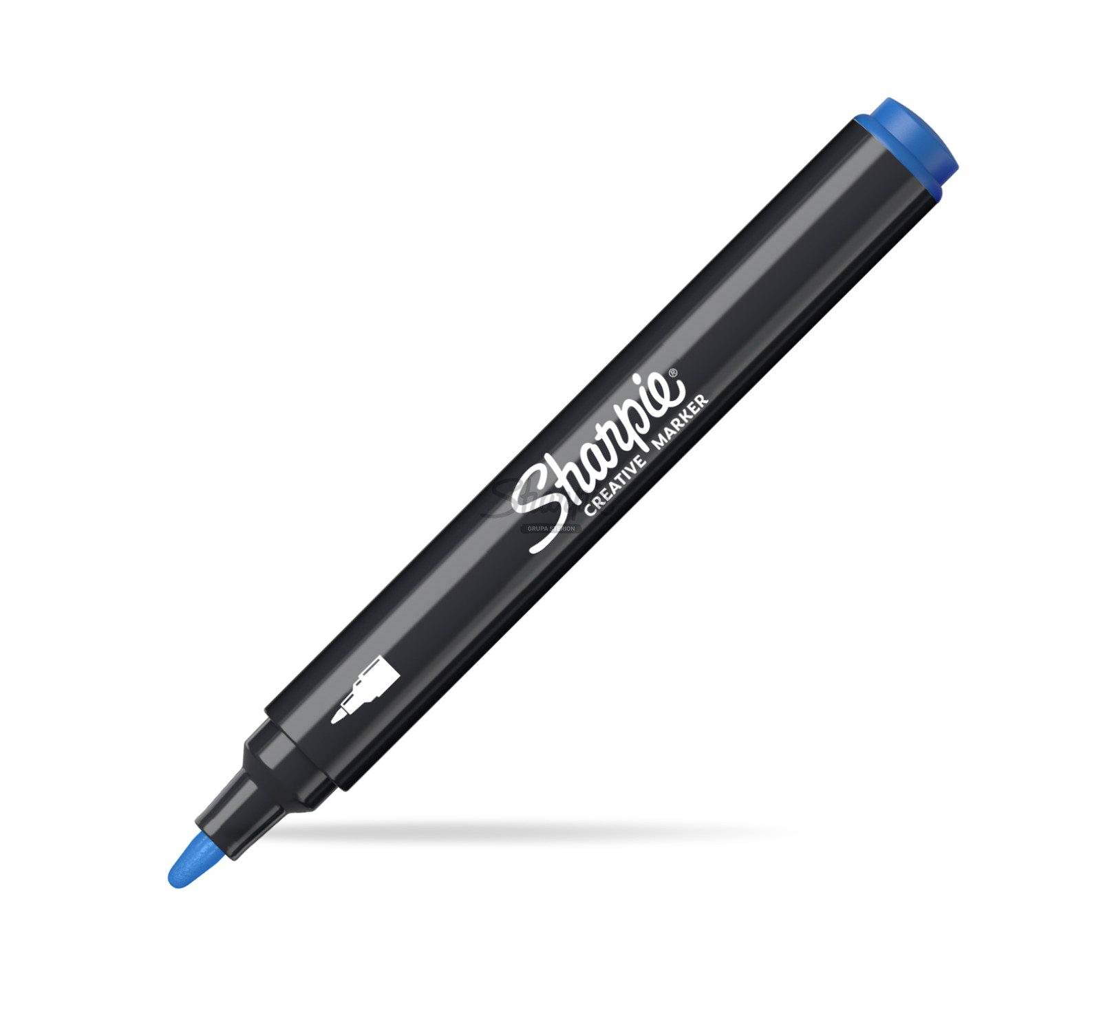 Schwarzer Sharpie Kreativmarker mit blauer Kappe und blauem Stift auf weißem Hintergrund.