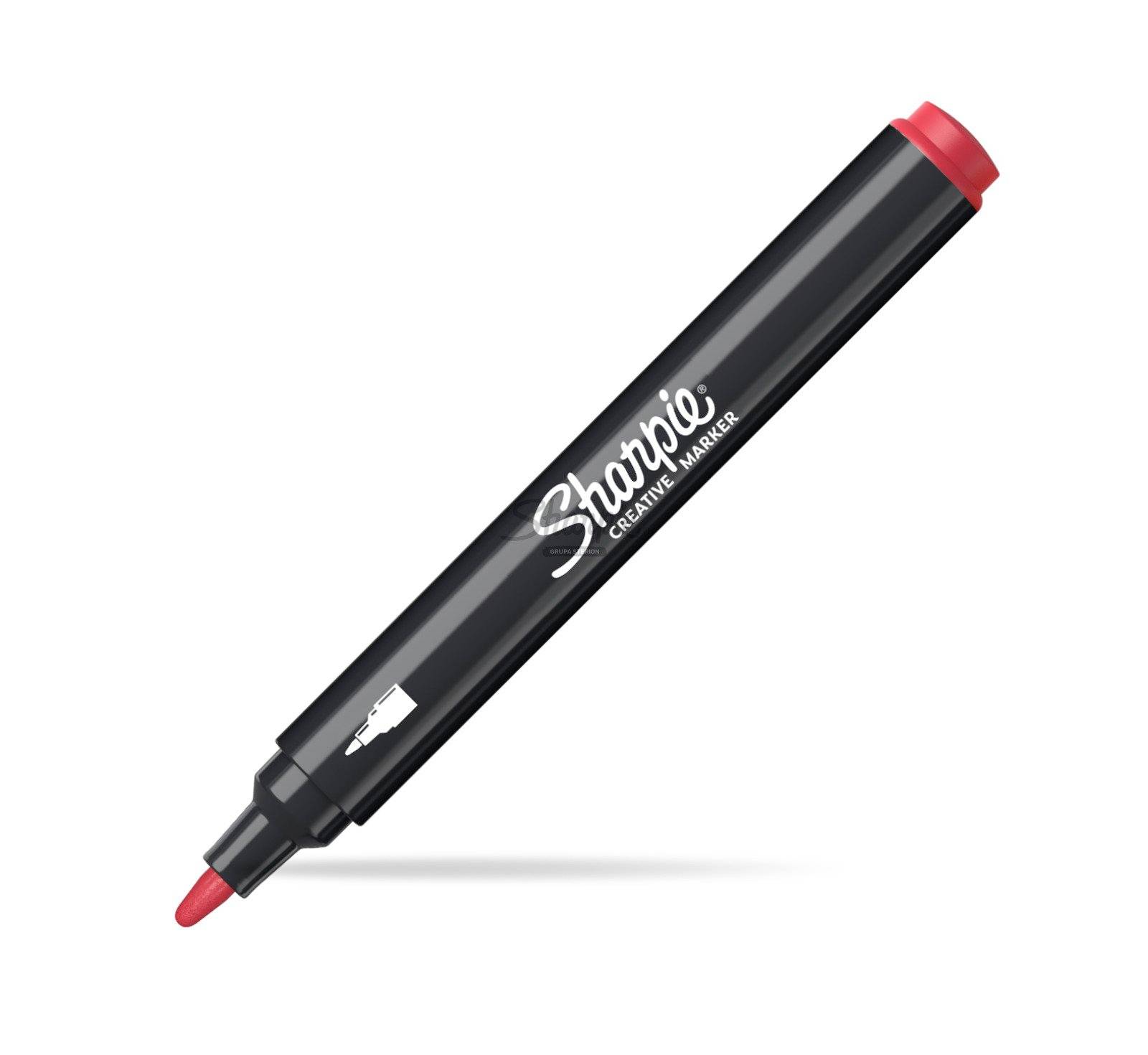 Schwarzer Sharpie Kreativmarker mit roter Kappe und roter Spitze, diagonal auf weißem Hintergrund dargestellt.