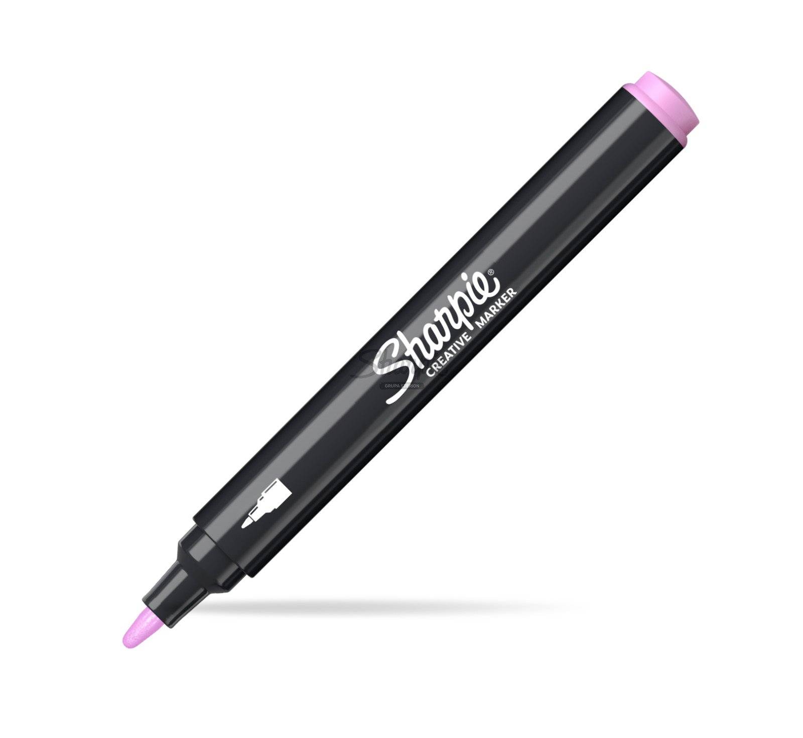 Schwarzer Sharpie-Kreativmarker mit rosa Kappe und Spitze, diagonal auf weißem Hintergrund dargestellt.