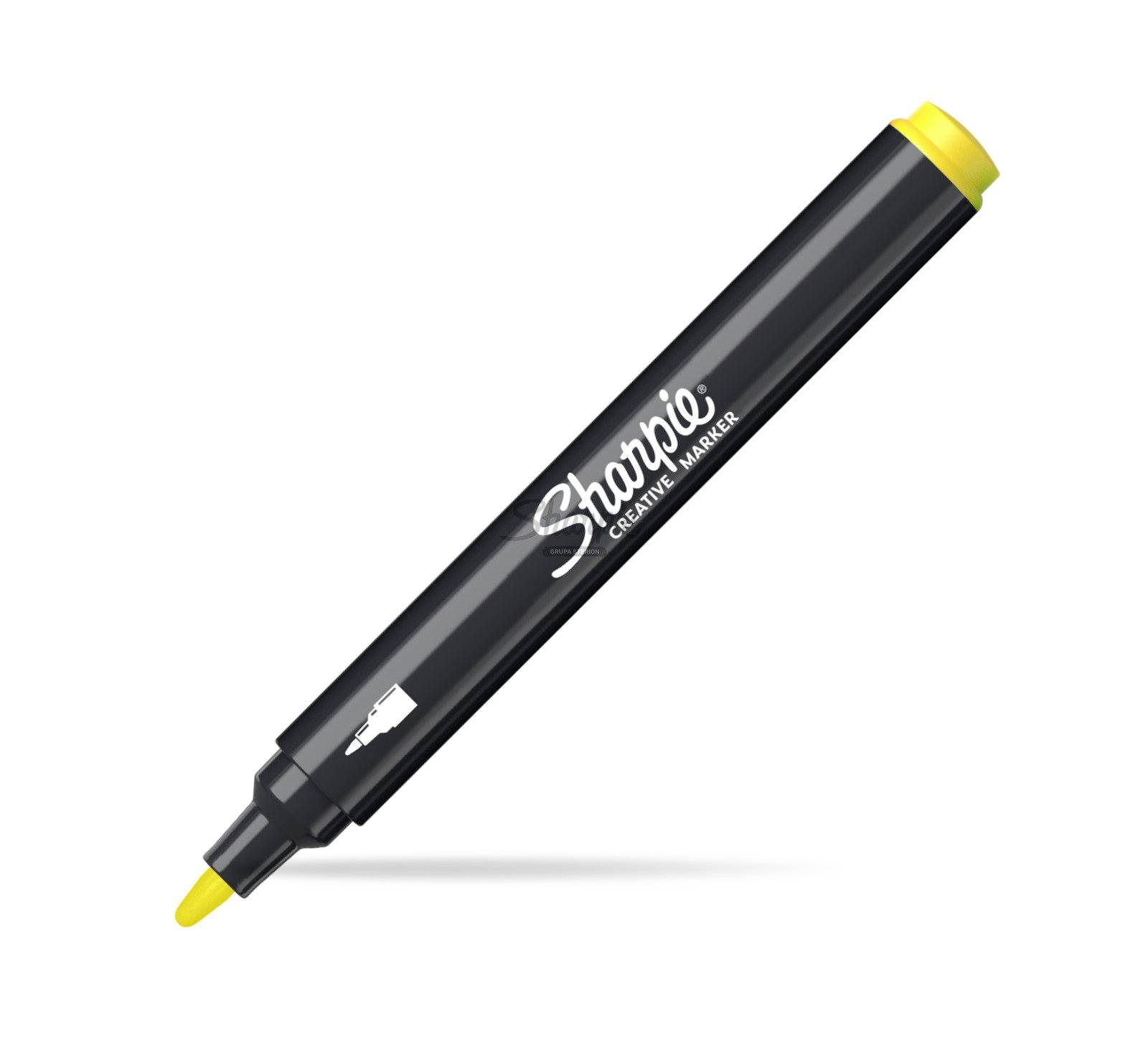 Schwarzer Sharpie Creative Marker mit gelbem Verschluss und Spitze, diagonal auf weißem Hintergrund dargestellt.