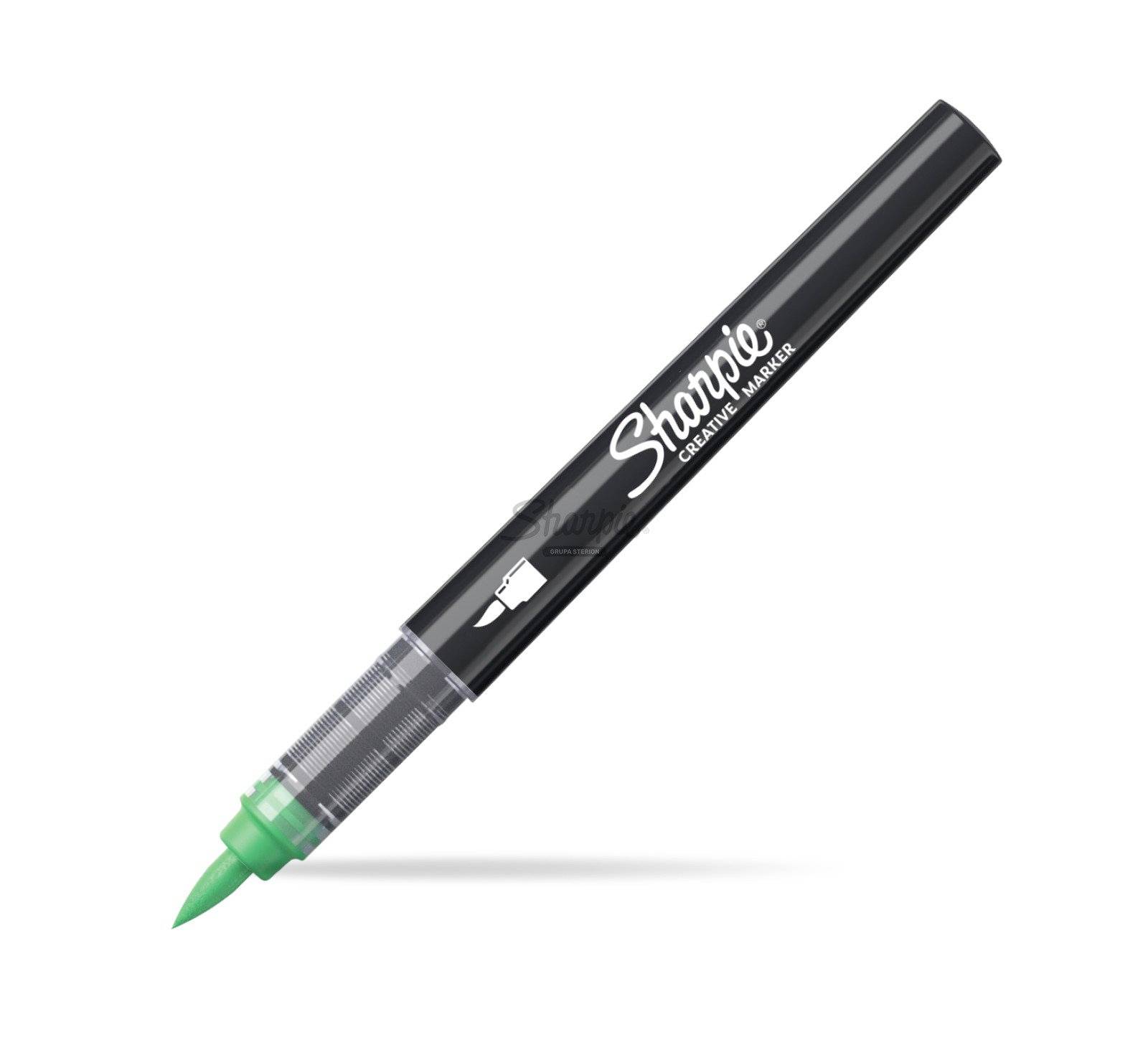Schwarzer Sharpie-Kreativmarker mit grüner Keilspitze auf weißem Hintergrund.