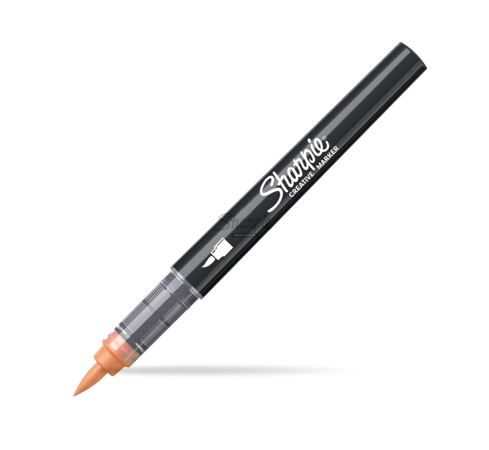 Schwarzer Sharpie Kreativmarker mit orangefarbener Spitze, diagonal auf weißem Hintergrund dargestellt.