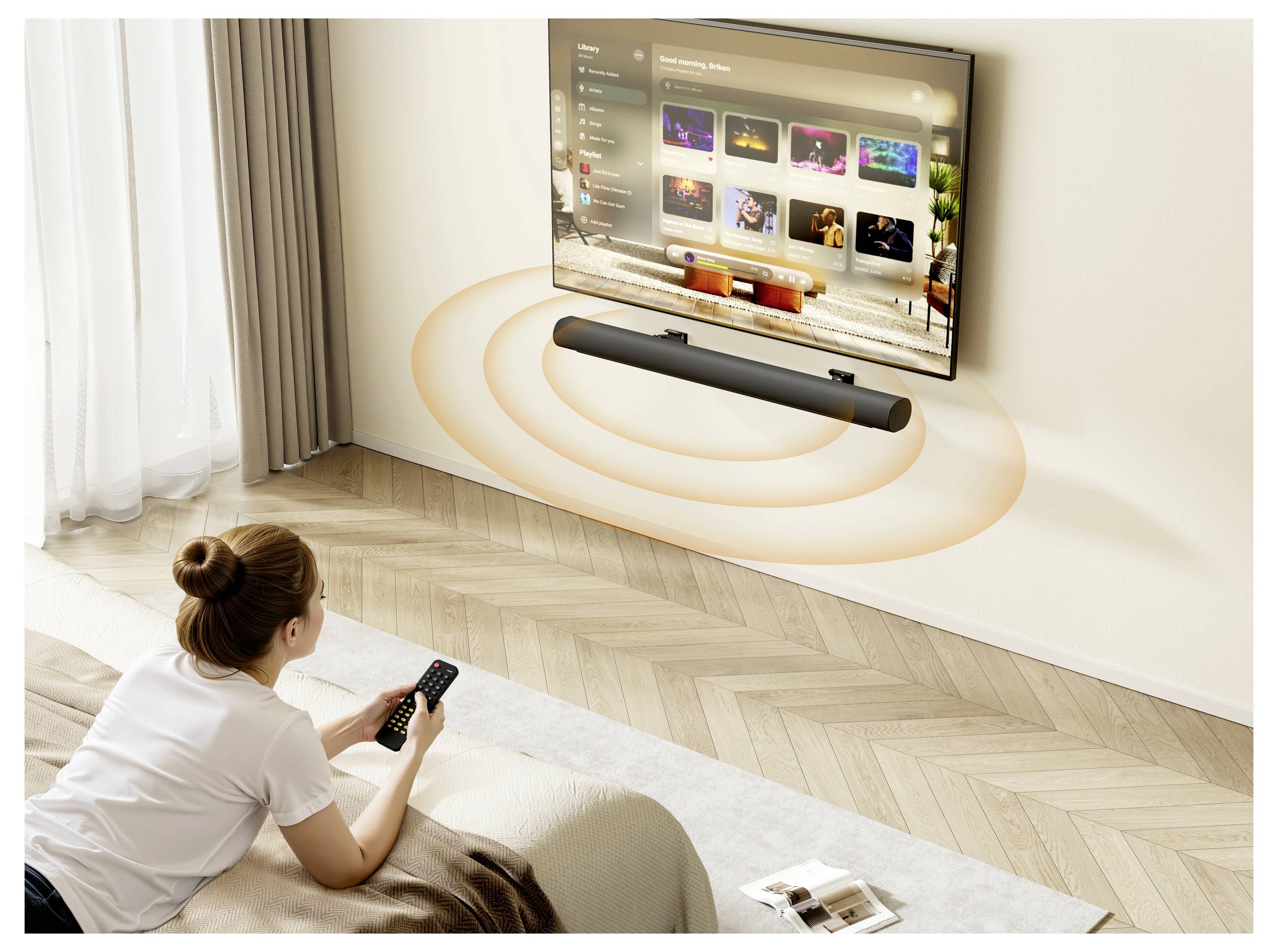 Frau auf dem Sofa, die eine Fernbedienung benutzt, um einen an der Wand montierten Fernseher mit einer Soundbar darunter zu schauen, und orange Schallwellen, die immersives Audio andeuten.