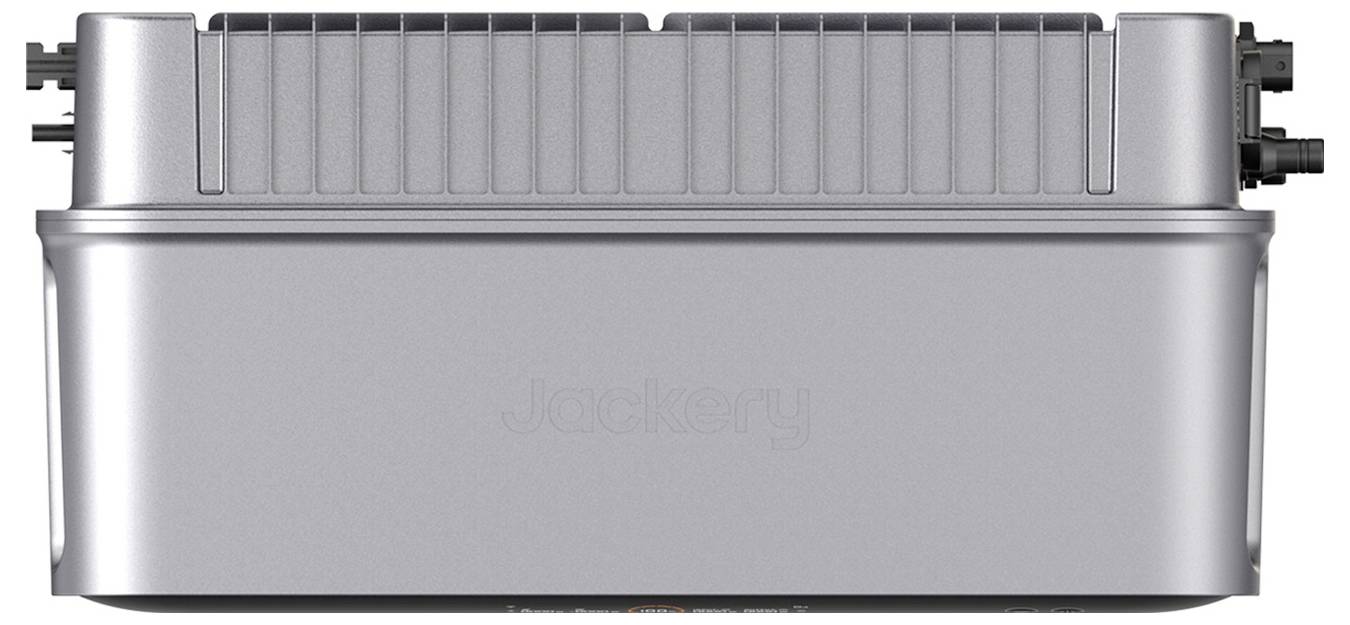 Tragbare Jackery-Stromstation aus Silber mit gerippter Oberseite und Seitenports, gezeigt vor weißem Hintergrund.