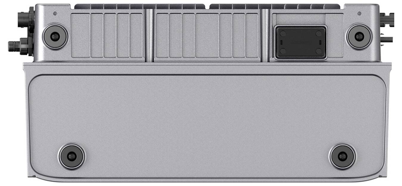 Vorderansicht eines grauen rechteckigen Industriegeräts oder Batteriepacks mit vier Eckbefestigungen und oberen Anschlüssen, dargestellt auf weißem Hintergrund