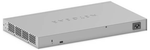 Silbernes rechteckiges Netzwerkgerät oder Server-Appliance mit Belüftungslöchern und Stromeingang auf der Vorderseite rechts, perspektivisch auf weißem Hintergrund dargestellt.