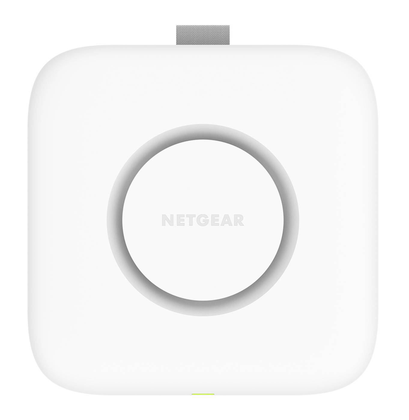 Weißes NETGEAR-Netzwerkgerät mit einer zentralen kreisförmigen Schaltfläche oder Anzeige, frontal vor einem einfachen Hintergrund dargestellt.