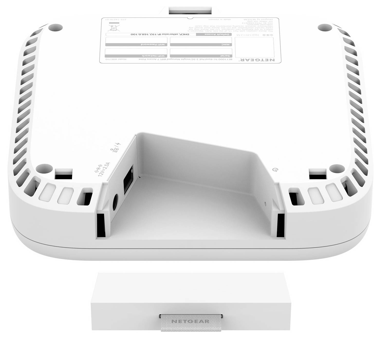 Weißes wandmontiertes NETGEAR-Gerät oder Router mit belüfteten Seitenbereichen, zentralem vertieftem Anschlussbereich und separat dargestelltem Netzteil.