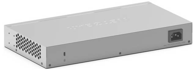 Silbernes Rack-Mount-Netzwerkgerät mit frontalem Stromanschluss, seitlichen Belüftungslöchern und flacher Oberseite auf weißem Hintergrund