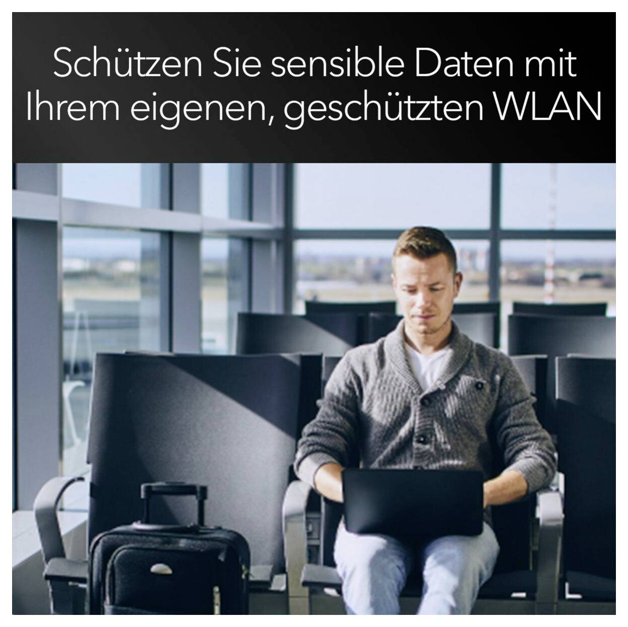 Mann, der einen Laptop in einem öffentlichen Wartelereich nutzt, mit deutschem Text: „Schützen Sie sensible Daten mit Ihrem eigenen, geschützten WLAN