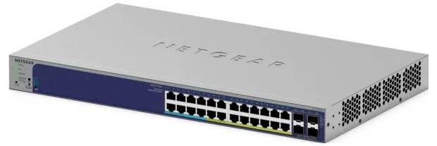 Netgear-Netzwerk-Switch mit 24 Ethernet-Anschlüssen auf der Vorderseite und Gehäuse aus Silbermetall, schräg auf weißem Hintergrund dargestellt.