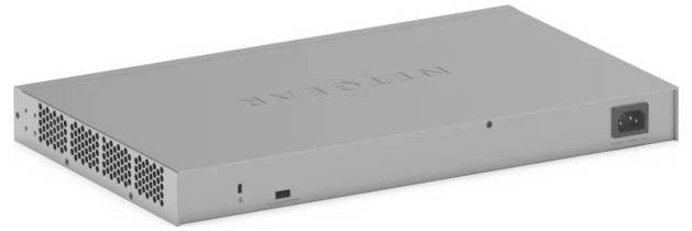 Silbernes NETGEAR-Netzwerkgerät oder Switch in einer Dreiviertelsansicht, mit Belüftungsgittern und Stromeingang auf der hinteren rechten Seite.
