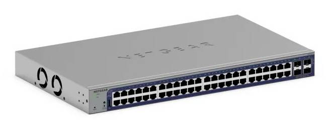Grauer Netgear-Netzwerkschalter mit 48 Ethernet-Anschlüssen in Perspektivansicht auf weißem Hintergrund.