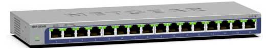 Vorderansicht eines NETGEAR-Netzwerk-Switches mit 24 Ethernet-Anschlüssen, wobei jeder Anschluss mit grünen Statusanzeigen leuchtet.