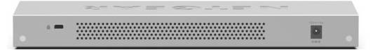 Vorderansicht eines silbernen Rack-Mount-Servers mit perforiertem Belüftungspanel, Statusleuchte auf der linken Seite und Stromschalter auf der rechten Seite.