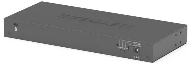 Schwarzes rechteckiges NETGEAR-Rackmount-Netzwerkgerät in Perspektive dargestellt, mit Status-LEDs auf der Vorderseite und Anschlüssen an einem Ende.
