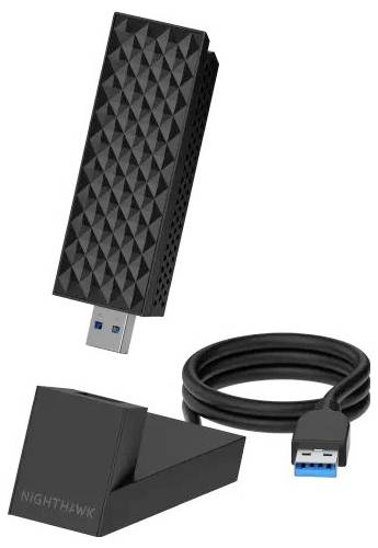 Schwarzer kabelloses USB-Adapter und mitgeliefertes USB-Verlängerungskabel auf weißem Hintergrund.