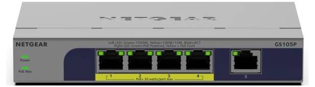 Frontansicht eines NETGEAR GS105P 5-Port-Ethernet-Switches mit grünen LED-Anzeigen für Stromversorgung und Verbindung sowie fünf nummerierten RJ-45-Anschlüssen.