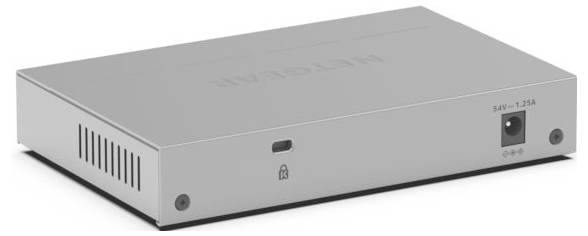 Silbernes rechteckiges elektronisches Gerät in schräger Ansicht, mit Lüftungsschlitzen an der Seite, USB-C-Anschluss an der Vorderseite, Schlosssymbol und Stromanschluss auf der Rückseite.