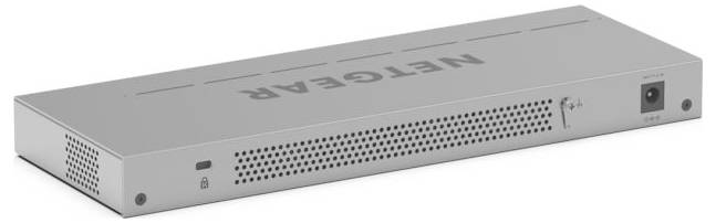 Silbernes NETGEAR Rack-Mount-Netzwerkgerät in schrägansicht mit Belüftungslöchern und Stromschalter auf der Frontplatte.