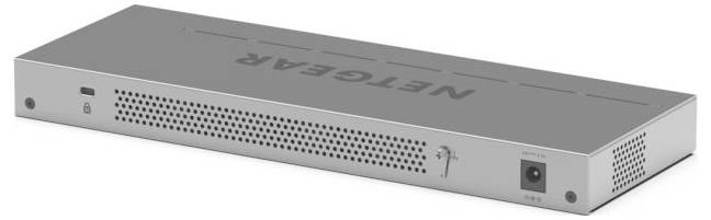 Silber NETGEAR Netzwerkschalter-/Router-Gerät mit Belüftungslöchern an der Vorderseite, Statusleuchten und einem Stromeingangsanschluss auf der rechten Seite.