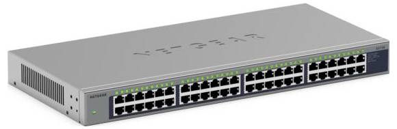 Silberrack-Netzwerkschalter mit vielen Ethernet-Anschlüssen und Statusleuchten, in einer Schrägansicht auf weißem Hintergrund dargestellt.
