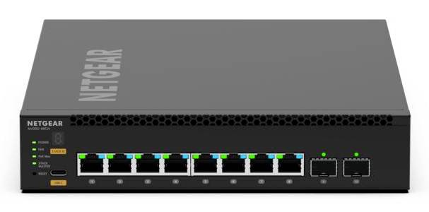 Frontansicht eines NETGEAR-Netzwerk-Switches mit acht Ethernet-Anschlüssen, Status-LEDs und zwei Uplink-Anschlüssen auf einem grauen Gehäuse.