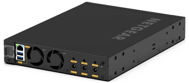 Schwarzer NETGEAR-Netzwerk-Switch mit vorderen Ethernet-Anschlüssen, Lüftungsventilatoren und Statusleuchten auf weißem Hintergrund