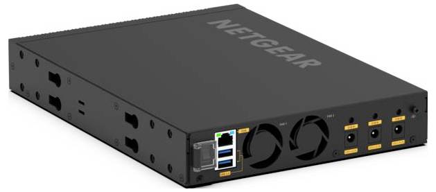 Schwarze NETGEAR Netzwerk-Switch-/Routereinheit mit mehreren Ethernet-Anschlüssen, zwei großen Kühlventilatoren und Statusleuchten auf der Frontplatte.