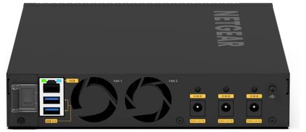 Vorderansicht eines NETGEAR-Netzwerkgeräts mit Stromschalter, mehreren USB-Anschlüssen, zwei großen Kühlventilatoren und drei beschrifteten Stromeingangsanschlüssen auf der rechten Seite.