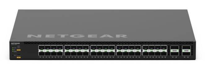 Vorderansicht eines NETGEAR-Netzwerk-Switches im Rackformat mit mehreren Ethernet-Anschlüssen und Status-LEDs.