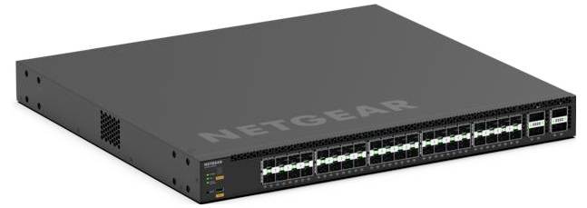 Netgear Rack-Mount-Netzwerk-Switch mit mehreren Ethernet-Anschlüssen und Statusleuchten, dargestellt in einer frontalen, leicht angewinkelten Produktansicht auf weißem Hintergrund