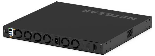 Schwarzer NETGEAR-Netzwerk-Switch mit vorderen Belüftungsöffnungen und Statusleuchten, dargestellt in einer produkttypischen Seitenansicht.