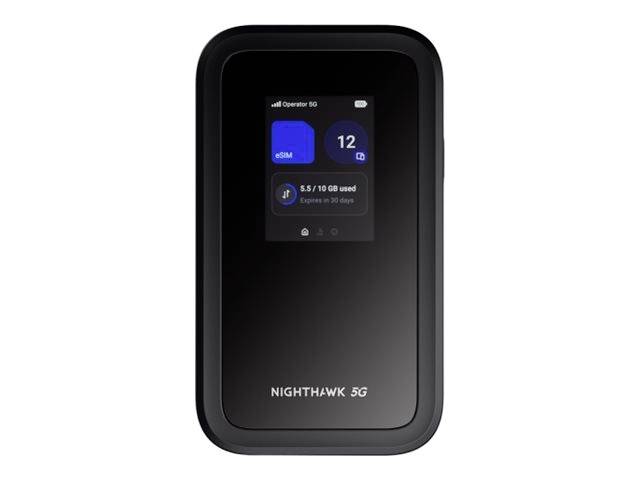Ein schwarzer Nighthawk 5G Mobile Hotspot zeigt einen Statusbildschirm mit eSIM, Akku bei 12% und Datennutzung 5,5/10 GB verwendet an.