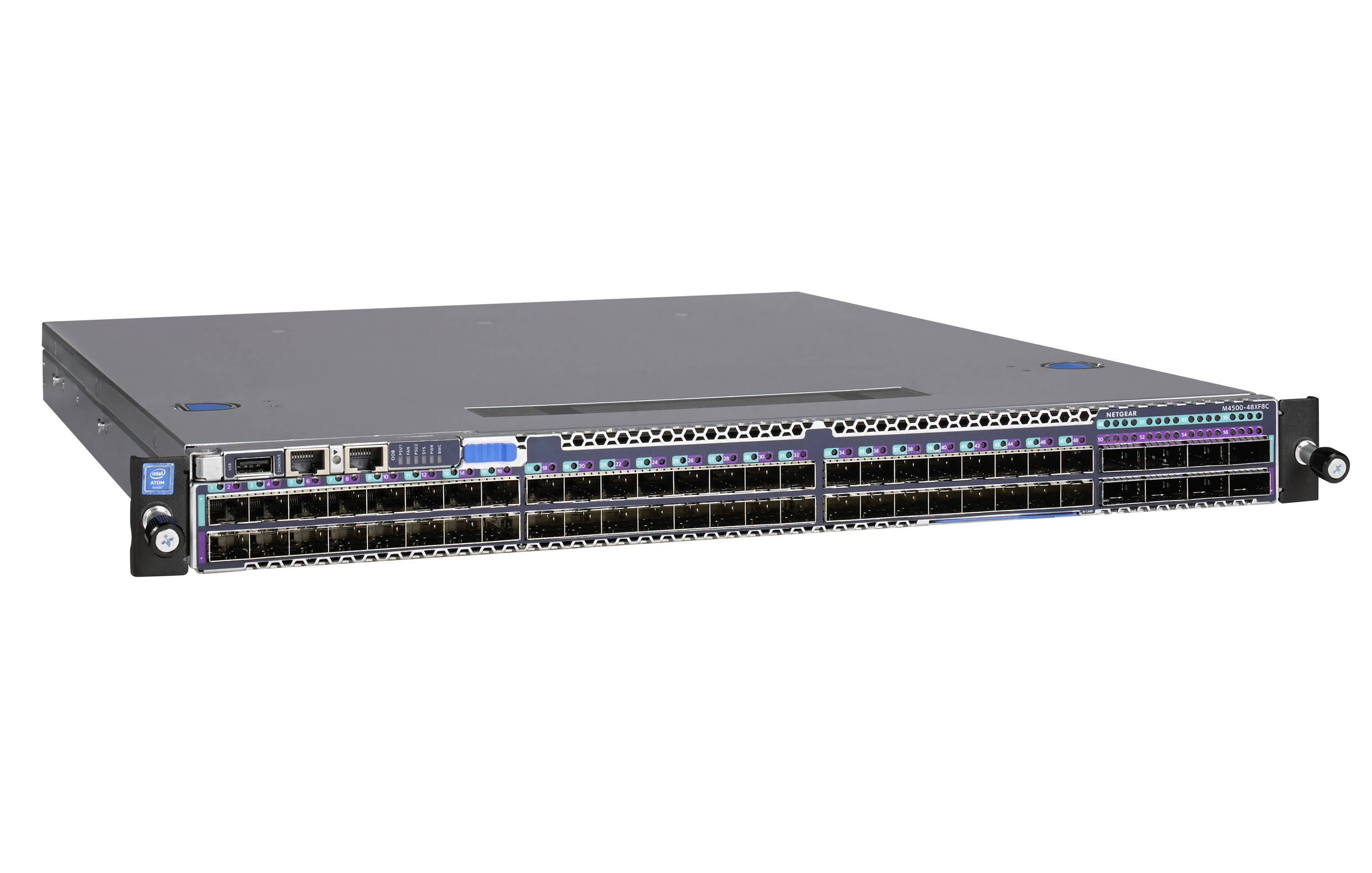 Frontansicht eines Rack-Mount-Netzwerk-Switches mit mehreren Ethernet-Anschlüssen und Statusleuchten auf weißem Hintergrund.