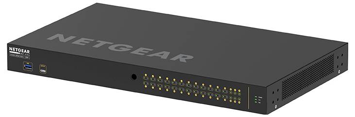 Schwarzer NETGEAR-Rack-Netzwerkschalter in Schrägansicht, mit Reihen von Status-Leuchten auf der Frontplatte, Anschlüssen und Belüftungsgittern.