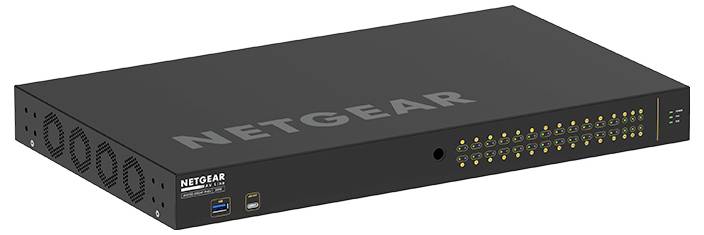 NETGEAR Rack-Mount-Netzwerk-Switch in Schrägansicht mit vorderen Statusleuchten, Lüftungsventilatoren und USB-Anschlüssen.