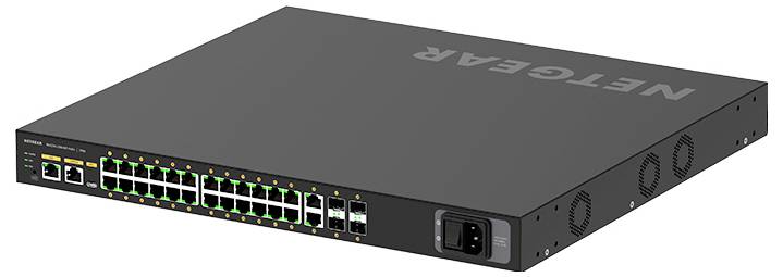 Vorderansicht eines NETGEAR-Netzwerk-Rackmount-Switches mit vielen Ethernet-Anschlüssen und einer Stromeingangsbuche auf der rechten Seite.