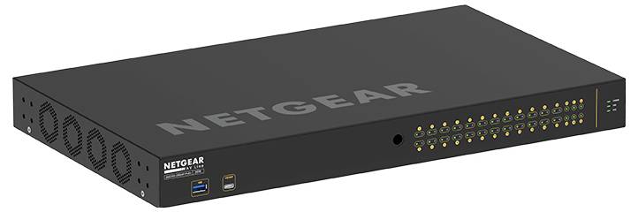 Schwarzer NETGEAR Rack-Mount-Netzwerk-Switch mit Reihen von Statusleuchten und vorderen USB-Anschlüssen, perspektivisch auf weißem Hintergrund dargestellt