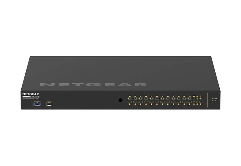 Vorderansicht eines NETGEAR-Rackmount-Netzwerk-Switches mit zwei USB-Anschlüssen, Status-LEDs und vielen Ethernet-Anschlüssen auf einem schwarzen Gehäuse.