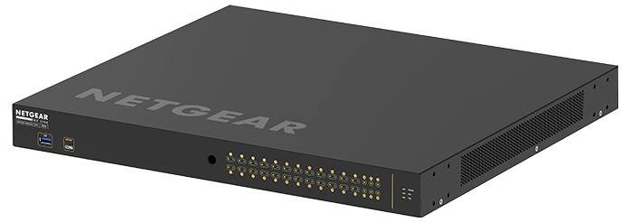 NETGEAR Rack-Mount-Netzwerkschalter mit mehreren Ethernet-Anschlüssen und Status-LEDs auf der Frontplatte.