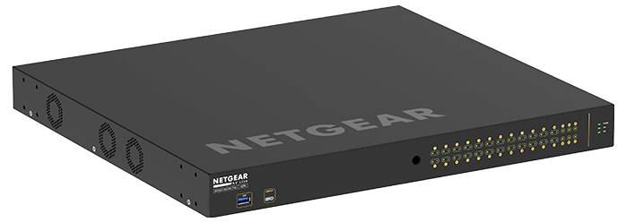 Schwarzer NETGEAR-Netzwerk-Switch mit mehreren Ethernet-Anschlüssen und Statusleuchten auf der Frontplatte.