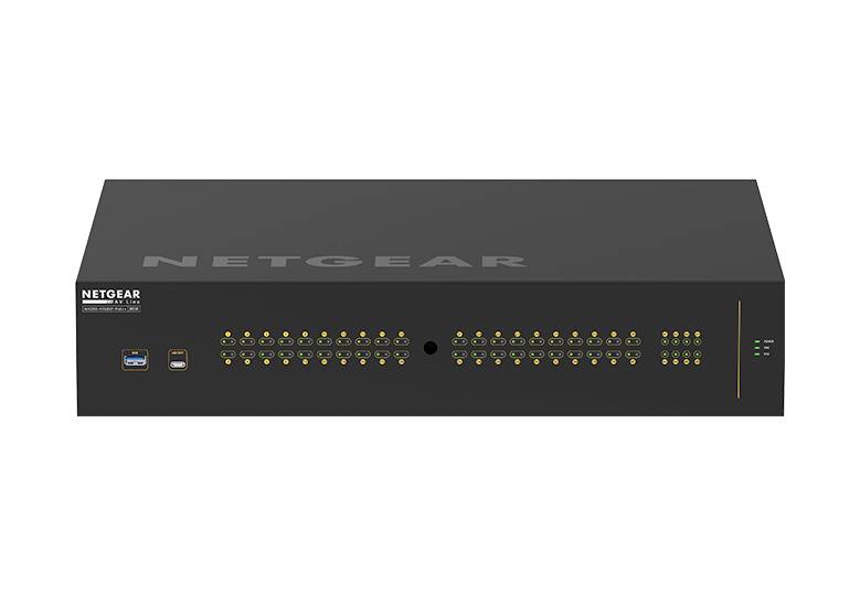 Vorderansicht eines NETGEAR-Netzwerk-Switches mit Rackmontage, vielen Ethernet-Anschlüssen und Status-LEDs auf einfachem weißem Hintergrund.