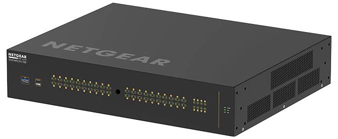 NETGEAR Rack-Mount Netzwerk-Switch mit vielen Ethernet-Anschlüssen und frontalen Status-LEDs, gezeigt in einem schwarzen Server-Style-Gehäuse.