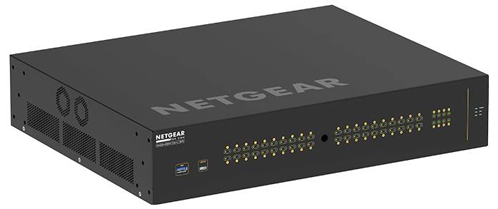 Netgear-Netzwerk-Switch mit Rack-Montage, mehreren Ethernet-Anschlüssen und Status-LEDs, dargestellt in einer frontalen, schrägen Produktansicht.