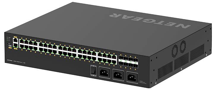 Schwarzer NETGEAR-Netzwerk-Switch mit mehreren Ethernet-Anschlüssen und Statusleuchten, dargestellt in schrägem Produktblickwinkel.