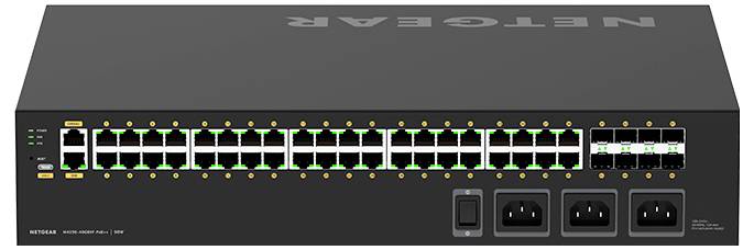 Vorderansicht eines NETGEAR-Netzwerk-Switches mit vielen Ethernet-Anschlüssen, Status-LEDs und drei Stromausgängen auf der rechten Seite.