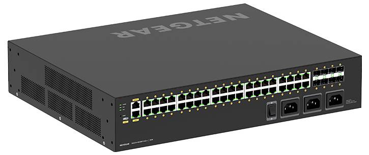Schwarzer NETGEAR-Netzwerk-Switch mit mehreren Ethernet-Anschlüssen und vorderen Statusleuchten, in schräger Perspektive auf weißem Hintergrund dargestellt.