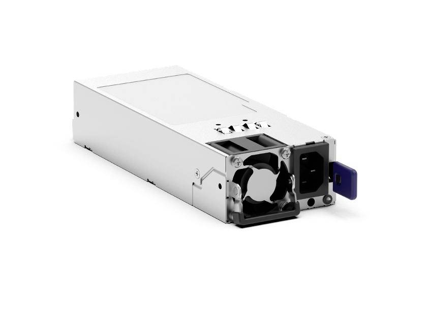 Silbernes hot-swappables Server-Netzteil mit Kühlventilator, vorderem Stromstecker und blauem Entriegelungsschieber auf weißem Hintergrund.